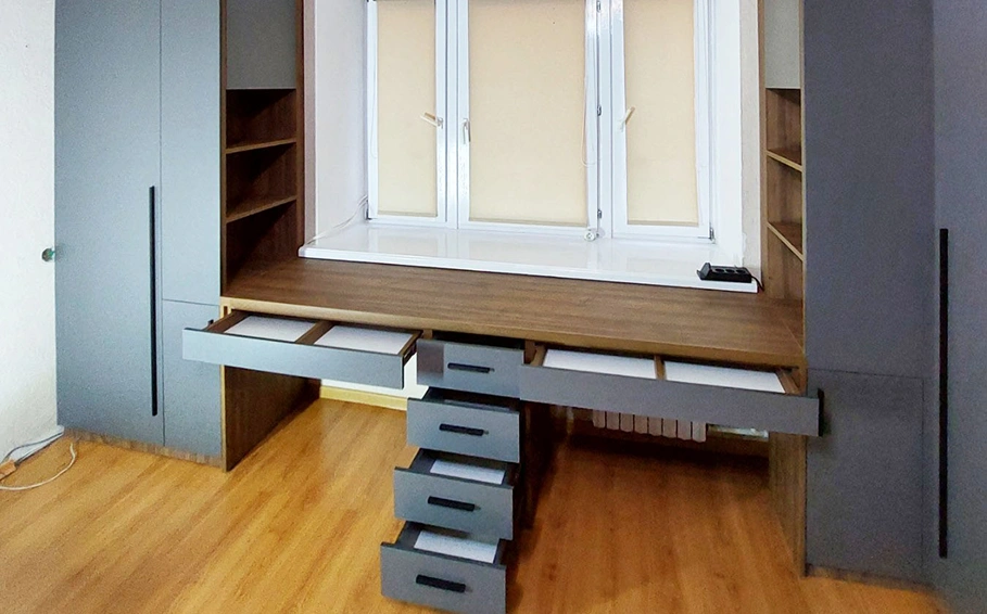 Мебель для детской в темных тонах, с элементами дерева и множеством тумбочек