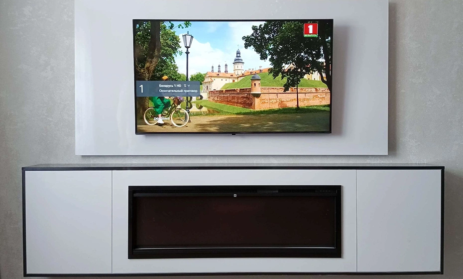 Белая мебель горка с телевизором на стене