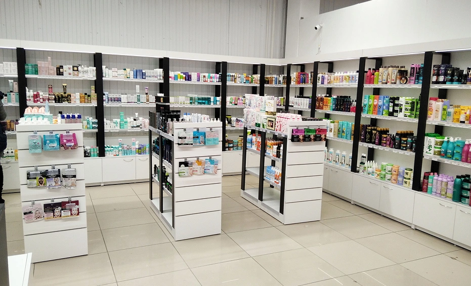 Белые торговые стеллажи заставленные косметикой